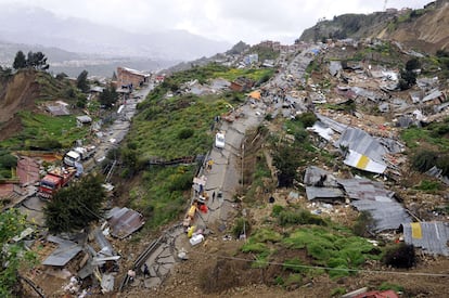 Vista general del Valle de Las Flores, en este de La Paz. Más de 400 casas han resultado afectados por el corrimiento de tierra, dejando a unas 4.000 personas sin hogar. El Presidente boliviano, Evo Morales, ha declarado el estado de "emergencia" en la zona afectada.