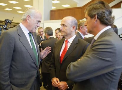 Baldomero Falcones, consejero delegado de FCC, junto con el ministro de Industria, Miguel Sebastián y José Manuel Entrecanales, presidente de Acciona.