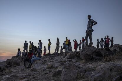 Varias personas de la región de Tigray de Etiopía, en el campo de refugiados de Umm Rakouba, en Qadarif (Sudán). Más de 43.000 etíopes han cruzado ya hacia el vecino Sudán desde que estalló el conflicto en Tigray entre el Ejército de Etiopía y las fuerzas del Frente Popular de Liberación de Tigray (TPLF) el pasado 4 de noviembre, según los últimos datos del Alto Comisionado de la ONU para los Refugiados (ACNUR).