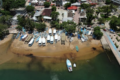 Embarcaciones de la Playa Manzanillo son retiradas del agua ante la llegada del huracán Erick a Acapulco, el pasado miércoles.