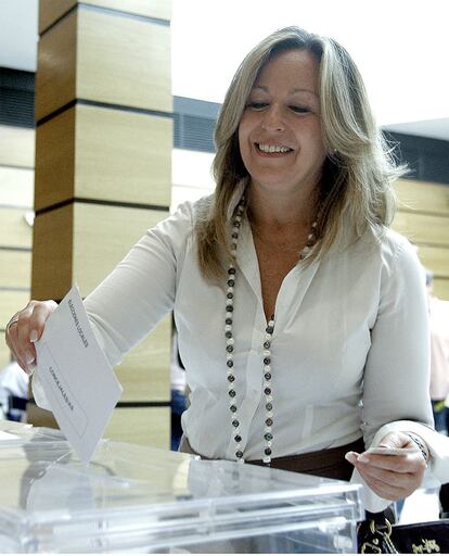 La ministra de Asuntos Exteriores, Trinidad Jiménez, deposita su voto en su colegio electoral de Madrid.