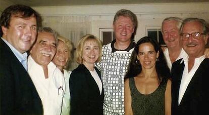 García Márquez (segundo por la izquierda), los Clinton (en el centro) y Carlos Fuentes (a la derecha), en Martha’s Vineyard en agosto de 1994