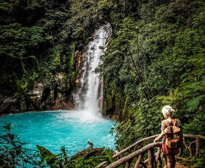 Cascada del río Celeste en el parque nacional Volcán Tenorio, en Costa Rica.