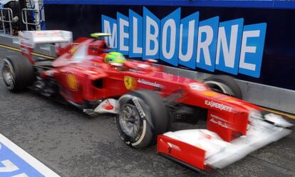 El brasileño Felipe Massa sale del pit lane con su Ferrari, durante la segunda sesión de entrenamientos de Australia.