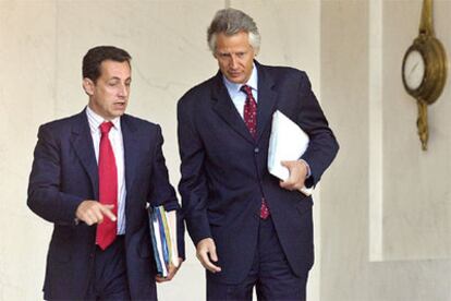 El ministro del Interior, Nicolas Sarkozy (izquierda), y Dominique de Villepin, el pasado 31 de mayo.
