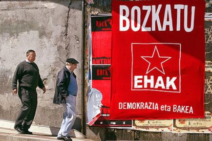 Cartel electoral en el que se pide el voto para EHAK en la localidad guipuzcoana de Hernani.