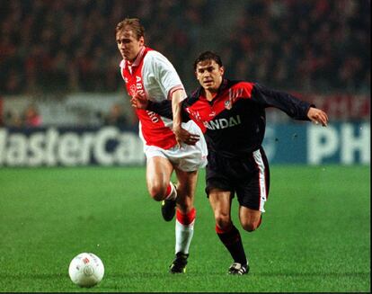 Ajax 1 - Atlético de Madrid 1. Toni ( derecha ) y Richard Witschge en una jugada. (1997).