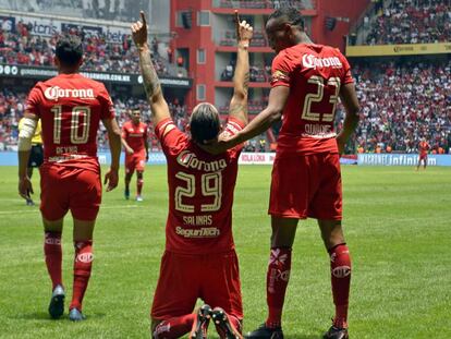 Salinas celebra uno de sus goles. 