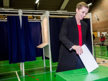 Mette Frederiksen, del Partido Socialdemócrata, vota en las elecciones europeas el 26 de mayo de 2019 en Copenhague. 