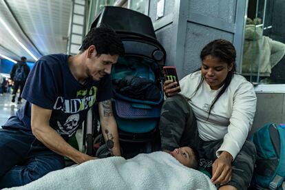 Gustavo Laguado y Karling Medina cuidan a su hijo Sneider Laguado, diagnosticado con parálisis cerebral, en la Central de Autobuses del Norte de Ciudad de México.