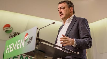 El portavoz del PNV en el Congreso de los Diputados, Aitor Esteban, en la rueda de prensa en Bilbao, este viernes.