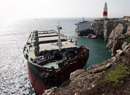 El carguero <i>Fedra,</i> el pasado miércoles, partido en dos en el extremo meridional de la colonia británica de Gibraltar, Punta Europa.