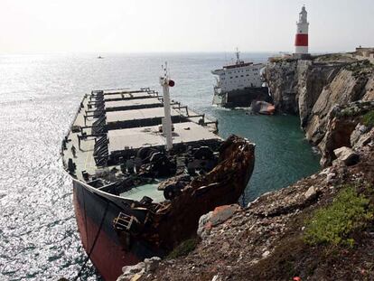El carguero <i>Fedra,</i> el pasado miércoles, partido en dos en el extremo meridional de la colonia británica de Gibraltar, Punta Europa.