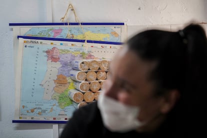 María, voluntaria en la Asociación de Vecinos de Lucero, en Latina, junto a algunos de los alimentos que almacenan para vecinos necesitados