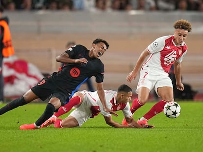 Lamine Yamal es derribado por Vanderson en el duelo entre el Mónaco y el Barcelona