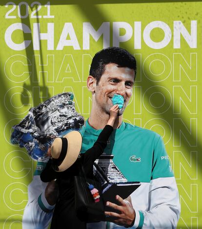 Una aficionada cubre la boca de Djokovic con una mascarilla en un cartel del Open de Australia.