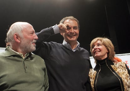 El entonces presidente del Gobierno, José Luis Rodríguez Zapatero, flanqueado por Álvaro de Luna y Concha Velasco, durante un acto con mayores en la Universidad Carlos III, en 2007.