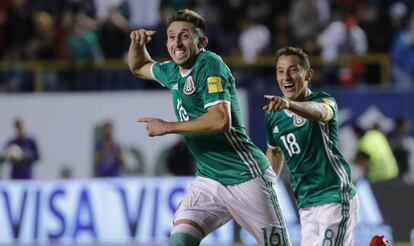 Herrera y Guardado festejan un gol.