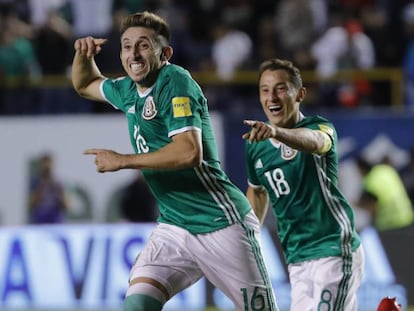 Herrera y Guardado festejan un gol.