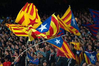 Banderas independentistas en las gradas del Camp Nou durante el partido de Liga que enfrent&oacute; a Barcelona y Eibar
 