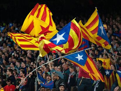 Banderas independentistas en las gradas del Camp Nou durante el partido de Liga que enfrent&oacute; a Barcelona y Eibar
 