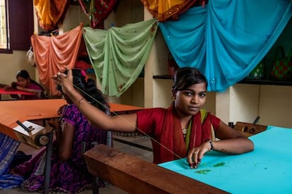 Bordado de Saris en el centro de Gandlapenta, en la ciudad india de Anantapur.