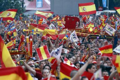 Una muchedumbre siguió el partido de España en las pantallas gigantes instaladas en las inmediaciones del estadio Santiago Bernabéu.