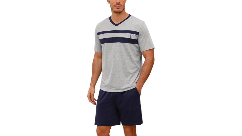 Pijama de corte clásico.