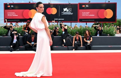 La actriz Sara Serraicocco en la alfombra roja del festival.