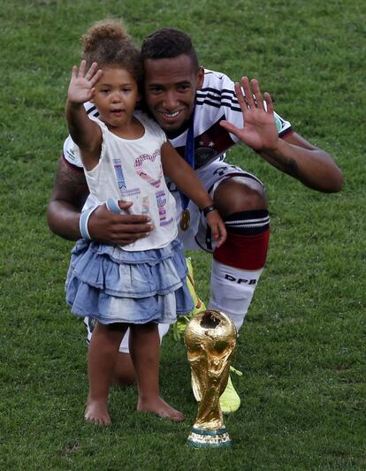 El jugador Jerome Boateng y su hija posan con la Copa del Mundo