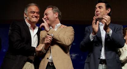 Esteban Gonz&aacute;lez Pos, Alberto Fabra y Jos&eacute; Manuel Soria, en Valencia.