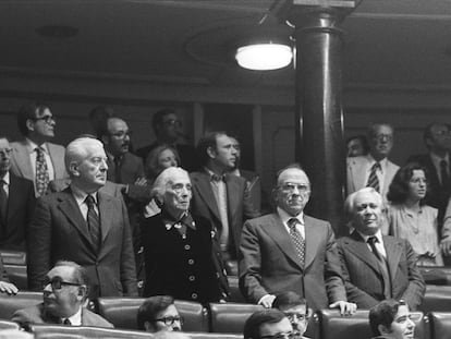 Los diputados del Partido Comunista, levantados en sus escaños del congreso durante el pleno en el que se aprobaron las dimensiones de los grupos para formar grupo parlamentario. En la foto, en la primera fila, de pie, de izquierda a derecha: Rafael Alberti, Gregorio López Raimundo, Dolores Ibarruri 'Pasionaria', Santiago Carrillo e Ignacio Gallego. Detrás de Ibarruri, semioculta, Pilar Brabo. En la fila trasera: Jordi Solé Tura (izquierda) y Ramón Tamames (segundo por la izquierda).