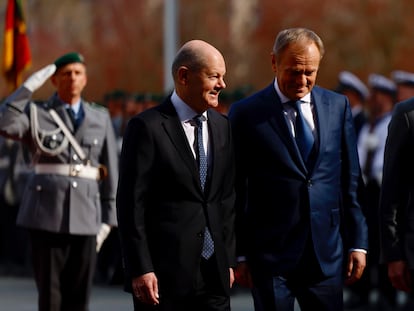 El canciller alemán, Olaf Scholz (izquierda), con el primer ministro polaco, Donald Tusk, y el presidente francés, Emmanuel Macron, este viernes en Berlín.