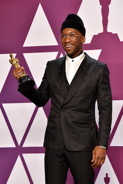 2019 – Mahershala Ali. Puro carisma, Ali apareció con un elegante traje Armani negro, complementado por un sombrero, en la ceremonia de 2019, cuando ganó el premio a Mejor Actor de Reparto por 'Green Book'.