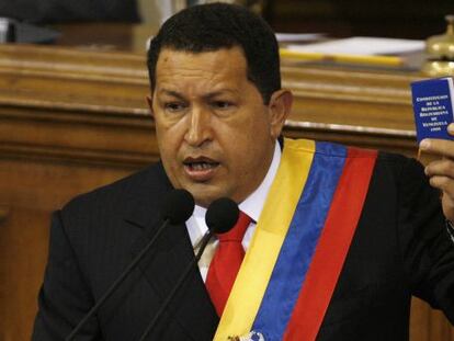 Hugo Ch&aacute;vez esgrime un ejemplar de la Constituci&oacute;n del pa&iacute;s en 2007.