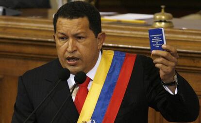 Hugo Ch&aacute;vez esgrime un ejemplar de la Constituci&oacute;n del pa&iacute;s en 2007.