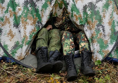 Las piernas de dos estudiantes asoman de una de las tiendas de acampada que los estudiantes de la Escuela General de Cadetes Yermolov utilizan durante sus entrenamientos, el 21 de octubre de 2017 en Stavropol, Rusia.