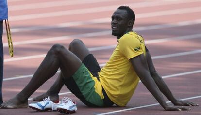 El atleta jamaicano Usain Bolt descansa durante un entrenamiento en Mosc&uacute;