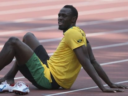 El atleta jamaicano Usain Bolt descansa durante un entrenamiento en Mosc&uacute;