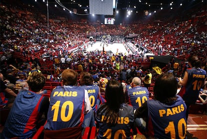 El palacio de deportes Omnisports de París-Bercy recibe a los aficionados del Barça y Olympiakos para presenciar la gran final de la Euroliga.