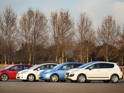De izquierda a derecha, Opel Ampera, Toyota Prius, Nissan Leaf y Peugeot 3008 HYbrid4.