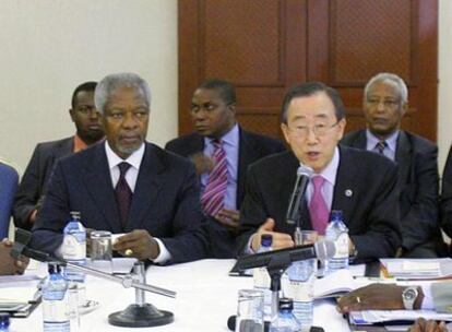 El actual secretario de la ONU, Ban Ki-moon, a la derecha, junto al ex secretario de la organización internacional, Kofi Annan, a la izquierda, durante la reunión en Nairobi.