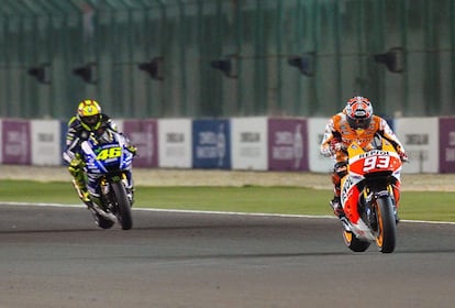 Marc Márquez cruza la línea de meta para ganar la carrera de MotoGP del Gran Premio de Qatar de Motociclismo. A la izquierda el segundo clasificado, el italiano Valentino Rossi.