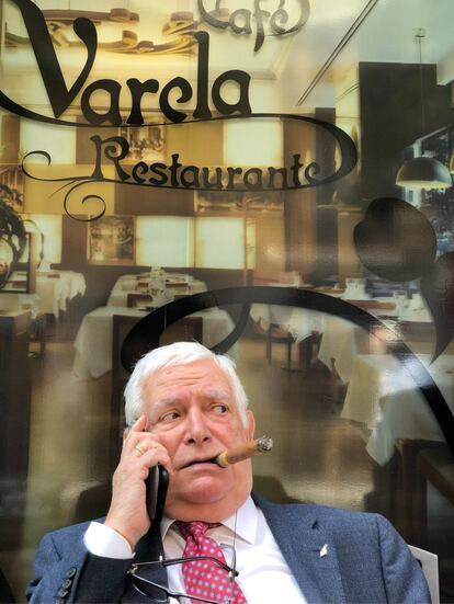 Juan José Fernández en sus últimos años en su silla habitual en el Café Varela.