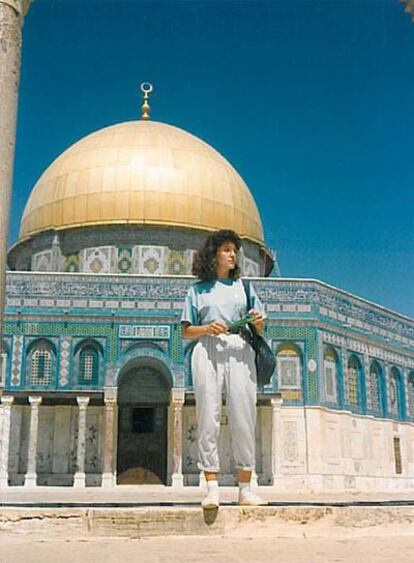 Arriba, María José Arcos ante la mezquita de la Cúpula de la Roca, en Jerusalén.