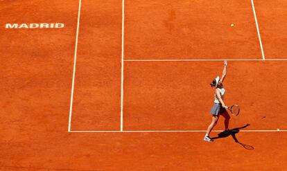 Halep se dispone a servir durante el partido contra Bencic.