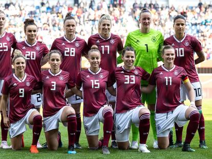 La selección alemana de fútbol femenino, antes de iniciar un partido. 
 