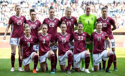 La selección alemana de fútbol femenino, antes de iniciar un partido. 
 