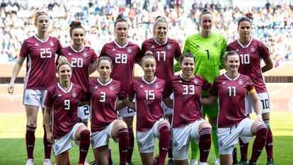 La selección alemana de fútbol femenino, antes de iniciar un partido. 
 