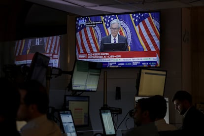 Una pantalla con la retransmisión de la rueda de prensa del presidente de la Reserva Federal, Jerome Powell, en la Bolsa de Nueva York.